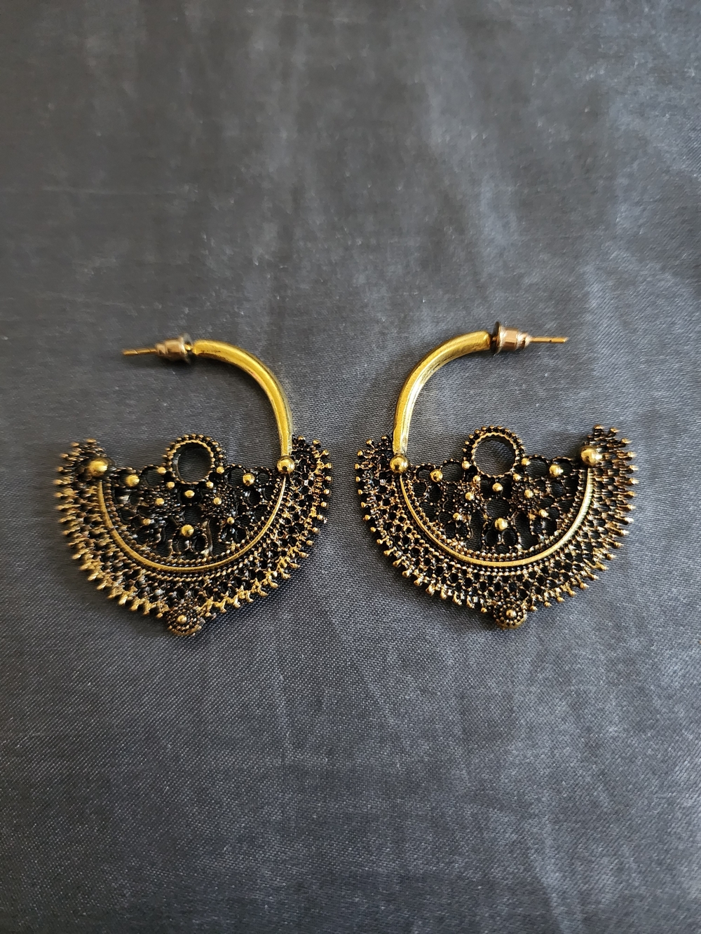 Gold-toned filigree crescent hoop earring. Nwot